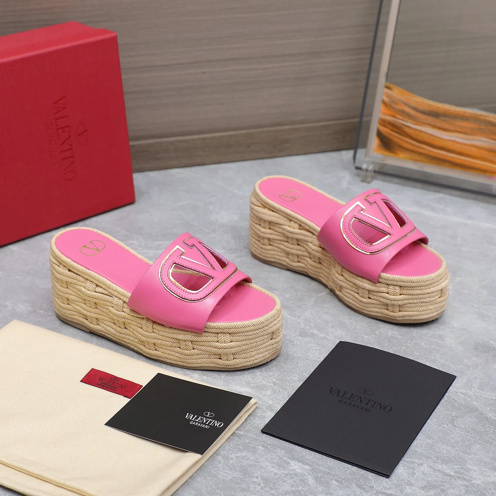 👟👟Ex-factory price 640👟👟The highest version💯💯💯 2024 early spring counter catwalk style updated simultaneously 💗Valentino💗Valentino Wedge hemp rope bottom slippers/follow-up sandals series ——————————Top version Super creative craft design highlights the brand’s unique style, luxury fashion and highly recognizable Exquisite round head, perfect side arc, extremely pure taste, ladylike temperament and full of femininity‼ ️ Upper: Made of imported cowhide. Lining: Made of mixed sheepskin. Italian imported cowhide outsole. Wedge heel back height: 8.5CM. Front height: 5.5CM. Code number: 35-41 (41 customized)